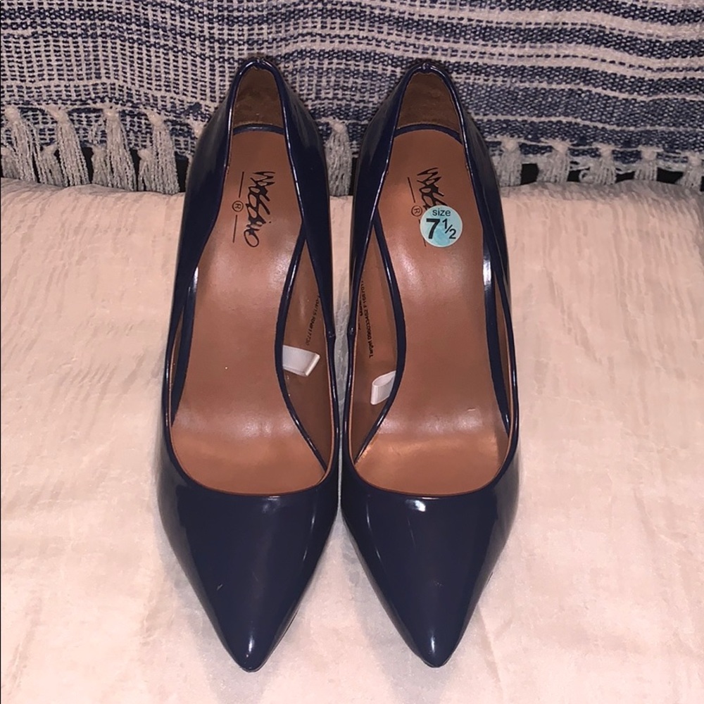Pointed toe Navy pumps